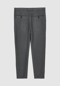Pantaloni grigi a spina di pesce con vestibilità sartoriale, caratterizzati da due tasche posteriori con chiusura a bottone e una texture liscia.