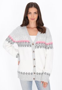 Leichter Strick-Cardigan in Weiß mit grauen und rosa geometrischen Mustern. V-Ausschnitt, Knopfverschluss und gerippte Bündchen sorgen für Details.