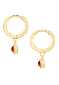 Zelta riņķa auskari ar gludu, apaļu dizainu. Katrs auskarš ir aprīkots ar sarkanu akmens piekariņu, piešķirot metalam kontrastējošu izskatu.