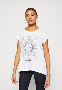 Hvit bomull t-skjorte med korte ermer som har et svart grafisk design av sol- og månefaser, med teksten "THE SUN" under kunsten.