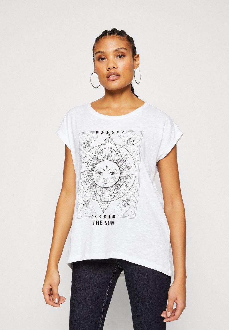 Hvit bomull t-skjorte med korte ermer som har et svart grafisk design av sol- og månefaser, med teksten "THE SUN" under kunsten.
