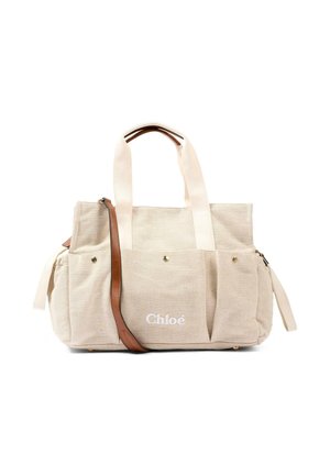 Borsa tote in tela beige con manici larghi, tasche frontali, una tracolla marrone e logo "Chloé" sulla tasca frontale.
