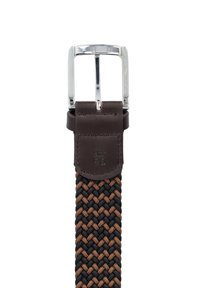 Woven belt z czarno-brązowego materiału elastycznego, z błyszczącą srebrną klamrą metalową i brązową skórzaną pętlą z wytłoczonym rozmiarem.