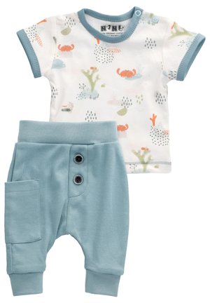 Babykleidung aus Bio-Baumwolle mit einem weißen Oberteil, das mit bunten Krebs- und Pflanzenmustern verziert ist, kombiniert mit teal-farbenen Hosen mit Knopfakzenten und einer Tasche.