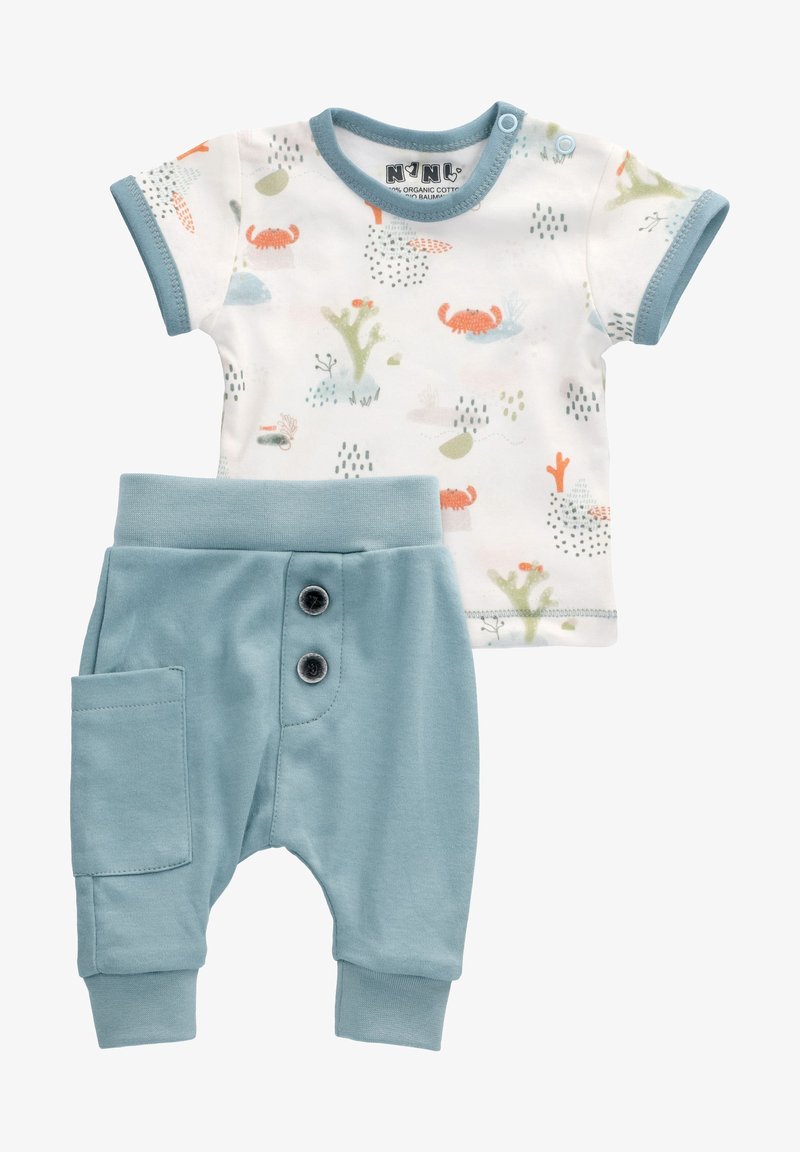 Organiczny bawełniany zestaw dla niemowląt z białą bluzką w kolorowe wzory krabów i roślin, w połączeniu z turkusowymi spodniami z guzikami i kieszonką.