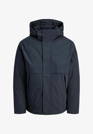 Veste marine résistante à l'eau avec un col montant, une fermeture éclair frontale et de grandes rabats de poche. Caractérisée par un design minimaliste et une texture lisse.