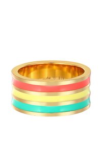 Guldtonet metalring med fire farvede bånd: koral, gul, grøn og blå. Glat, blank overflade med et bredt design.