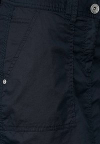 Shorts bleu marine sombre en tissu léger, avec des coutures visibles, une poche frontale et un accent en métal sur le bouton.