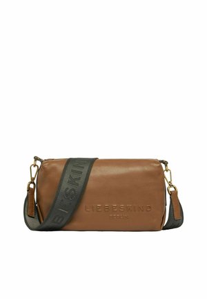 Sac bandoulière en cuir marron avec logo embossé « Liebeskind Berlin » et large sangle noire réglable avec nom de marque assorti.