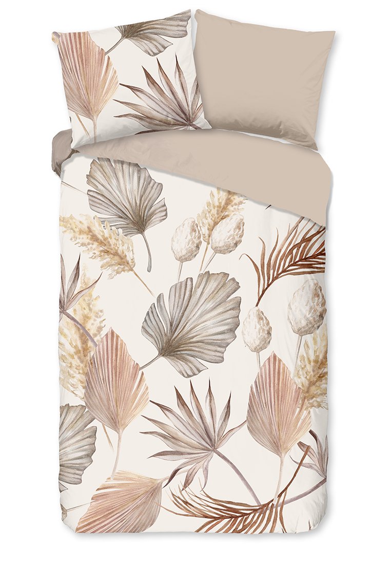 Juego de cama con un fondo crema y estampados botánicos en marrones suaves y pasteles, complementado con fundas de almohada beige sólidas.