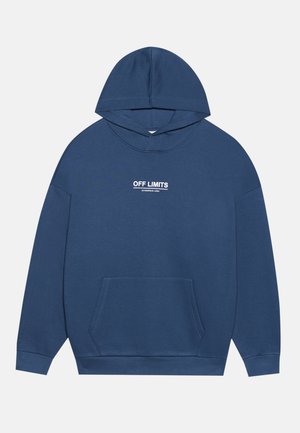 Tamsiai mėlyna medvilninė džemperis su kapuce, turintis priekinę kišenę ir baltu užrašu "OFF LIMITS DANGEROUS AREA".