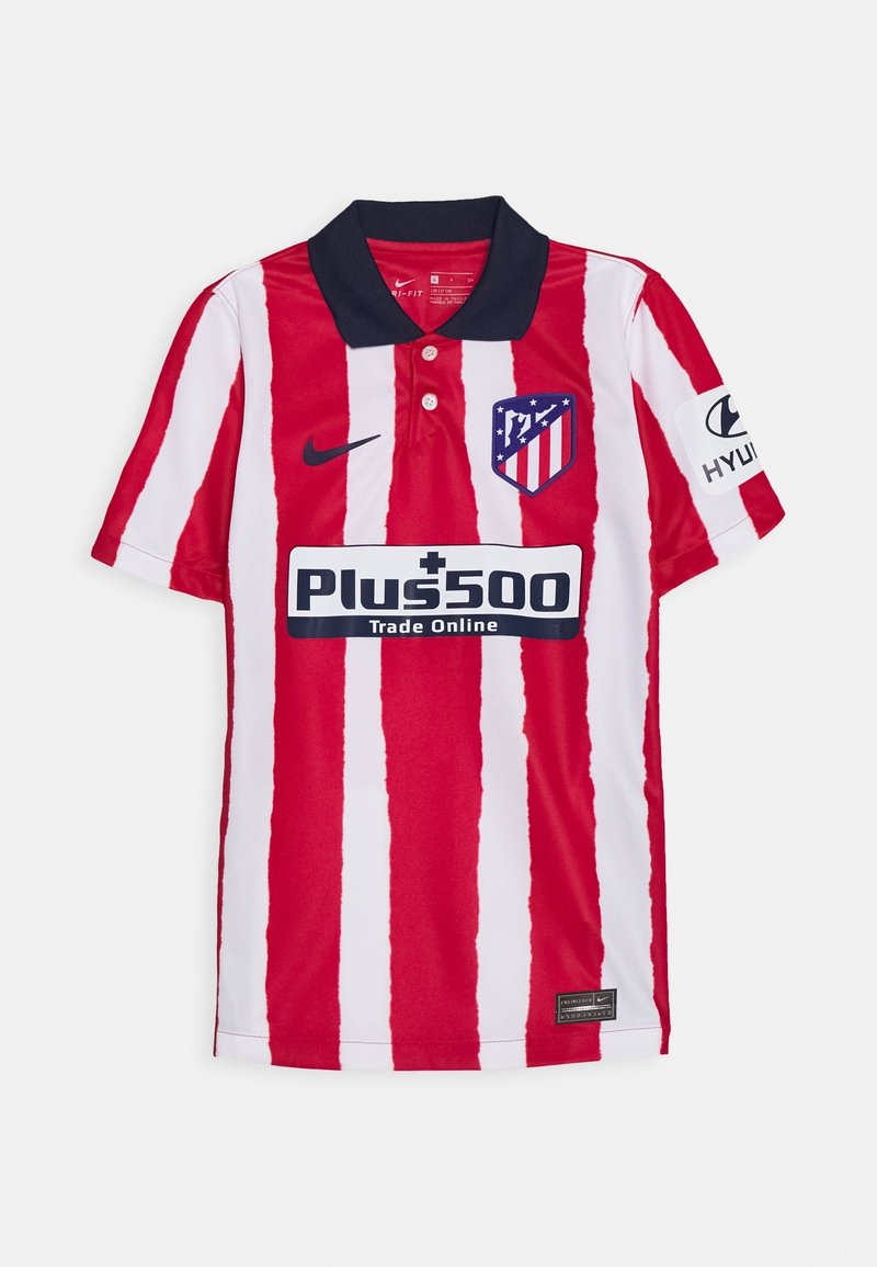 Polo de rayas rojas y blancas con cuello azul marino. Presenta el logo de Nike, el escudo del equipo y el texto del patrocinador "Plus500" en el frente.