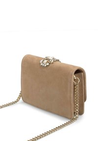 Beżowa torebka z zamszu z złotym łańcuszkiem, ozdobiona klejnotem przy zapięciu z przodu. Kompaktowy prostokątny kształt.
