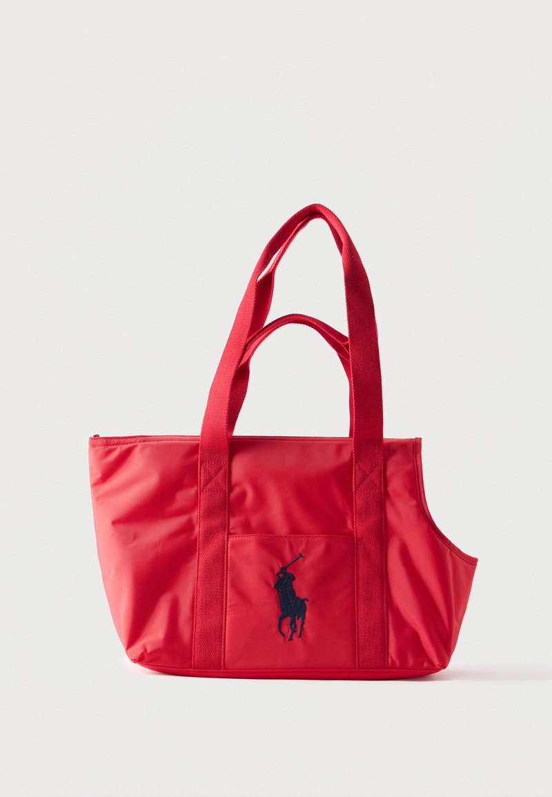 Κόκκινη τσάντα ώμου με μακριές λαβές και μαύρο κεντημένο λογότυπο παίκτη πόλο στην μπροστινή τσέπη, με λευκό φόντο.