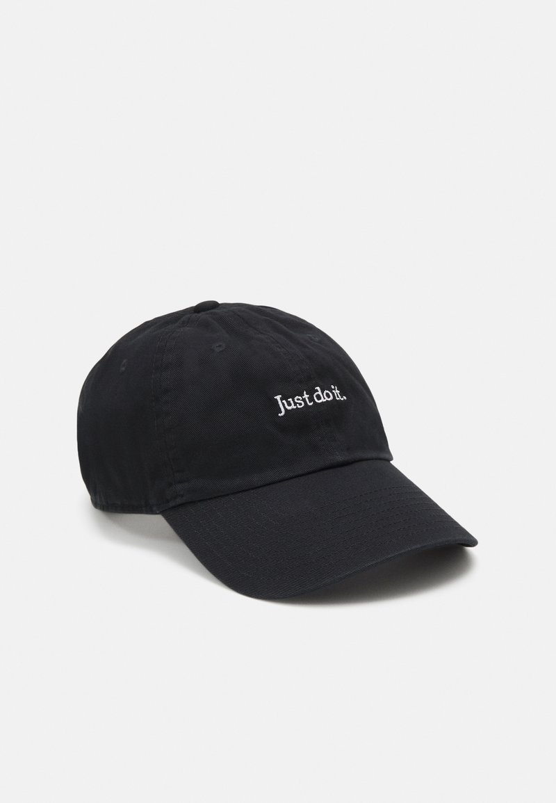 Schwarze Baseballkappe mit weißem, eingesticktem "Just do it."-Schriftzug auf der Vorderseite, gebogenem Schirm und verstellbarem Riemen hinten.