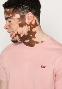 Levi's® ORIGINAL HOUSEMARK TEE - T-shirt básica - silver pink