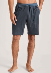 Shorts de sport pour hommes en navy, fabriqués en tissu léger, avec une taille élastique, un cordon de serrage et des poches latérales pour plus de commodité.