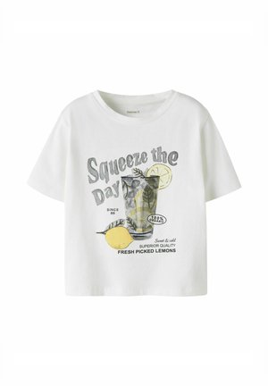 Biały t-shirt z krótkim rękawem z grafiką cytryn, szklanką lemoniady oraz tekstem "Squeeze the Day", "100% Organic" i "Fresh Picked Lemons".