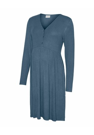 Niebieska prążkowana sukienka ciążowa z długim rękawem, dekoltem w kształcie litery V, dwoma guzikami na piersi oraz marszczonym pasem dla dodatkowej przestrzeni na brzuch.