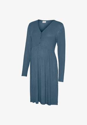 Blauwe geribbelde zwangerschapsjurk met lange mouwen, V-hals, twee knopen op de borst en een geplooide taille voor extra buikruimte.