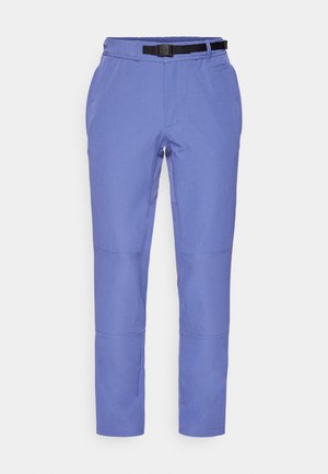 Helle blaue Hose mit geradem Schnitt, ausgestattet mit einem Gürtel, seitlichen Taschen und Nahtdetails an den Knien. Hergestellt aus einem glatten, strukturierten Stoff.