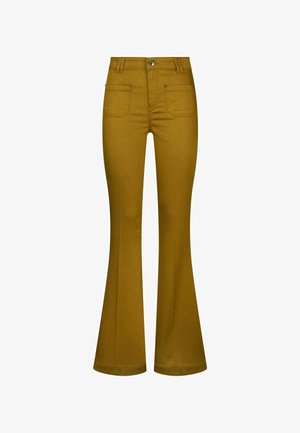 Kitsad kollakaspruunid teksased, millel on kõrge talje, viie tasku disain ja sile tekstuur koos peente õmblusdetailidega.