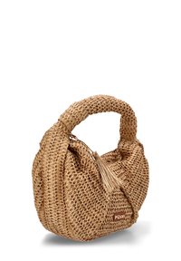 Bolso de paja tejido en color beige con un asa redondeada, cierre de cremallera y un detalle de borla. Presenta una textura suave y un pequeño parche con el logo.