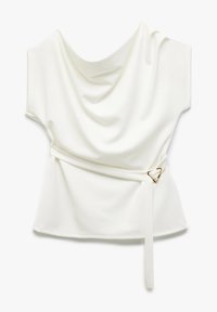 Top bianco drappeggiato con maniche corte, realizzato in tessuto morbido. Presenta un accento triangolare dorato e una cintura in vita per la regolazione.