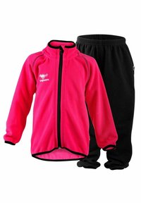 Fleecejacka i stark rosa med svart dragkedja och manschetter, kombinerad med svarta träningsbyxor med elastisk midja.
