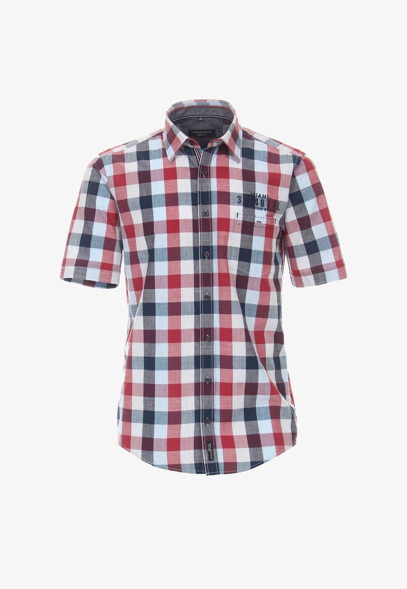 Chemise à manches courtes boutonnée avec un motif à carreaux rouge, blanc, noir et bleu et une poche poitrine avec texte imprimé.