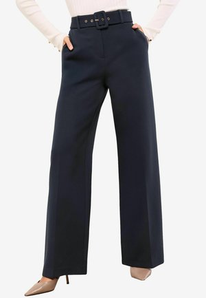 Wijde broekspijpen in donker marineblauwe stof, met een tailleband met een vierkante gesp, zijzakken en een gladde textuur.