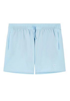 Jasnoniebieskie męskie spodenki kąpielowe z elastycznym pasem, sznurkiem do regulacji, kieszeniami po bokach i małym logo na lewej nogawce.