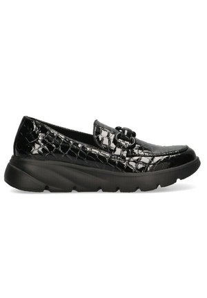 Mocasines negros con una textura de cocodrilo brillante, adornados con una hebilla decorativa y una suela gruesa y acolchada para mayor comodidad y soporte.