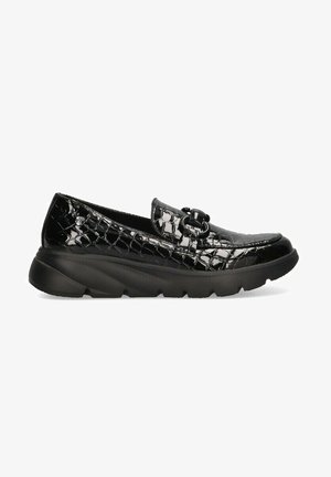Mocasines negros con una textura de cocodrilo brillante, adornados con una hebilla decorativa y una suela gruesa y acolchada para mayor comodidad y soporte.