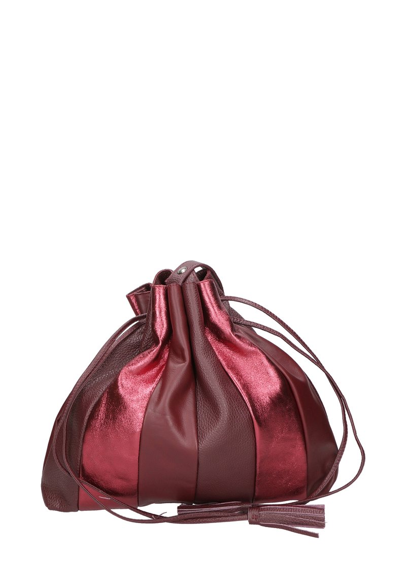 Dieprode leren tas met een geplooid ontwerp, voorzien van glanzende accenten en trekkoorden. Gladde textuur met een mix van matte en glanzende afwerkingen.