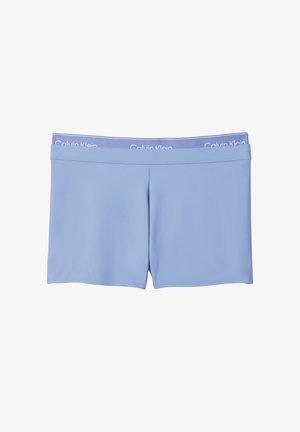 Jasnoniebieskie męskie spodenki kąpielowe o nieco dłuższym kroju z logo Calvin Klein na elastycznym pasku, na białym tle.
