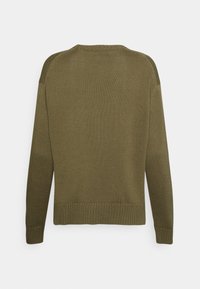 Pull en maille vert olive avec un col rond, des manches longues, des poignets et un ourlet côtelés. Motif textur é sur les manches et le corps.