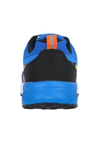 Blå och svart träningsskor med ett meshöverdrag, orange detaljer, en strukturerad häl och en vit och blå mellansula.