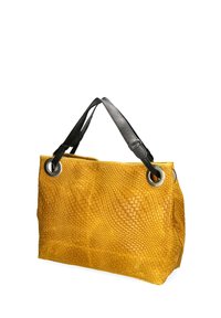 Borsa tote gialla intrecciata con una superficie testurizzata, presenta dettagli a cerchio argento e manici in pelle nera. Forma rettangolare con apertura superiore.