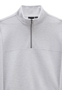 Pull-over gris clair à demi-fermeture éclair avec une texture lisse, doté d'un col montant et d'une couture horizontale traversant la poitrine.