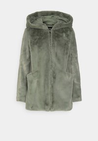 Mjukt, olivgrönt fuskpälsjacka med huva, frontdragkedja och två sidofickor, utformad för värme och avslappnat bruk.