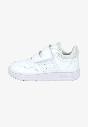 Zapatilla blanca con parte superior de cuero suave, tira de Velcro, detalles perforados y suela de goma texturizada. Presenta acentos de malla en el talón.