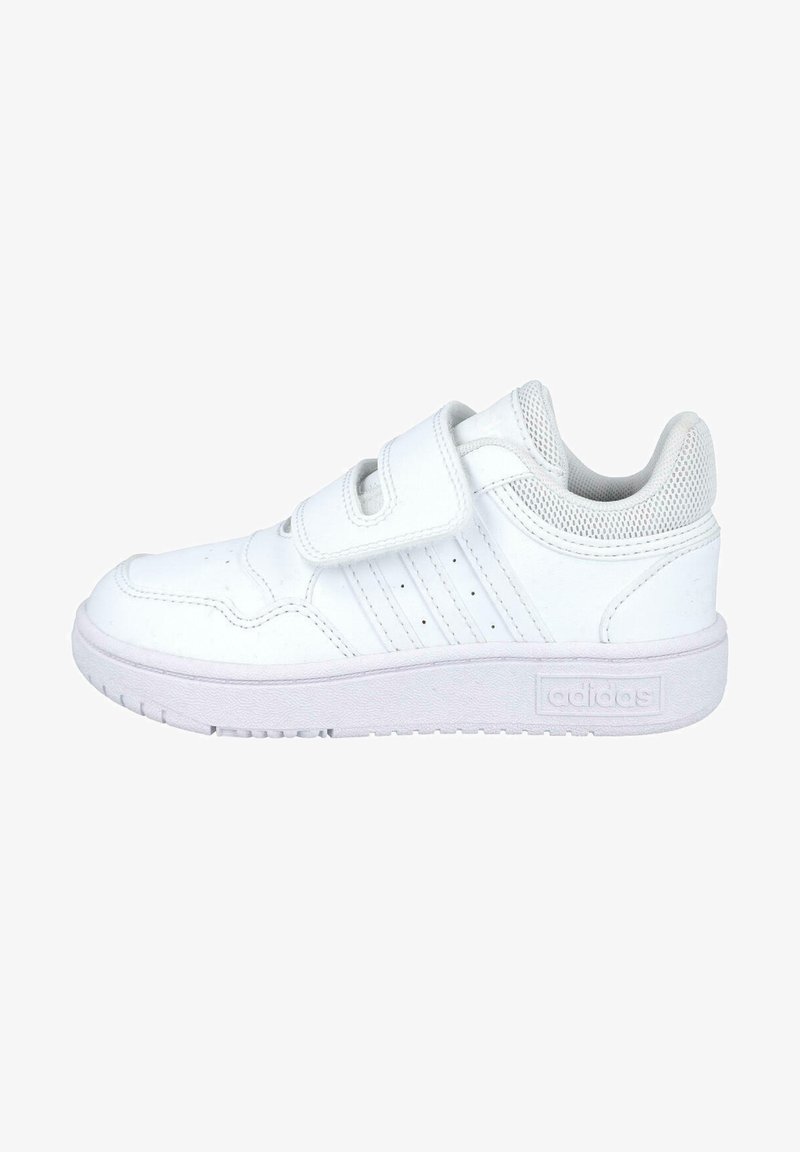 Białe sneakersy z górną częścią z gładkiej skóry, z rzepem, perforowanymi detalami i teksturowaną gumową podeszwą. Posiadają akcenty z siateczki na pięcie.