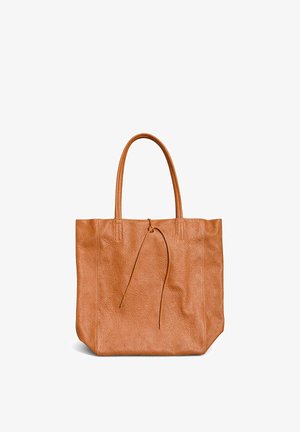 Borsa tote in pelle marrone con texture, dotata di doppi manici e un sottile dettaglio a fiocco sulla parte anteriore, in posizione verticale su sfondo bianco.