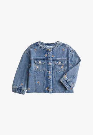 Spijkerjasje met bloemrijke borduursels, lichtblauwe kleur, lange mouwen met gerimpelde manchetten, knoopsluiting aan de voorkant en twee borstzakken.