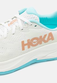 HOKA RINCON 4 - Chaussures de running sur route - frost/rose gold