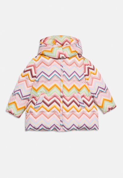 Doudoune enfant à capuche avec motif zigzag multicolore en rose, orange, vert, bleu et violet, poches avant et fermeture éclair.