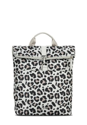 Weißer und schwarzer Rucksack mit Leopardenmuster, oberem Tragegriff, vorderer Reißverschlusstasche und Verschluss mit Schnalle vor weißem Hintergrund.