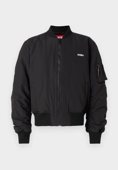Schwarze Bomberjacke mit geripptem Kragen und Bündchen, mit einem Reißverschluss vorne, Seitentaschen und einem Markenlogo auf der Brust.