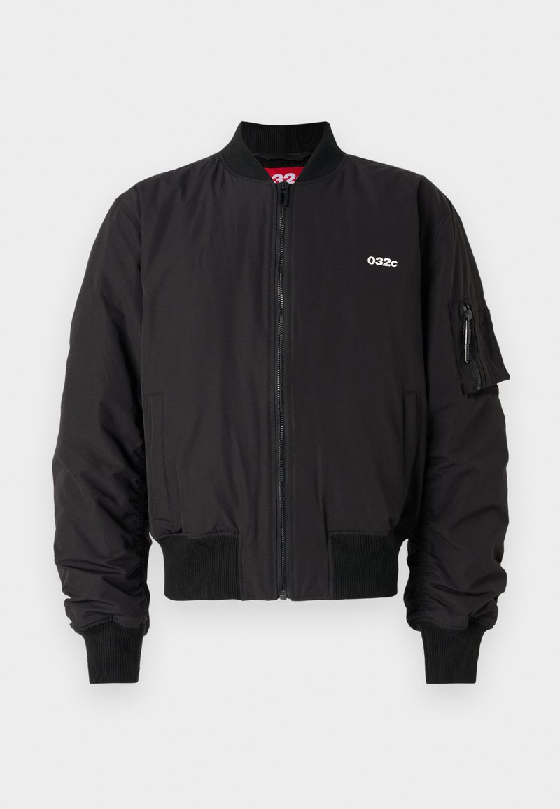 Schwarze Bomberjacke mit geripptem Kragen und Bündchen, mit einem Reißverschluss vorne, Seitentaschen und einem Markenlogo auf der Brust.